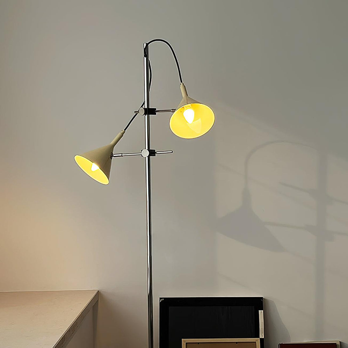 Elys moderne vloerlamp in chroom en beige