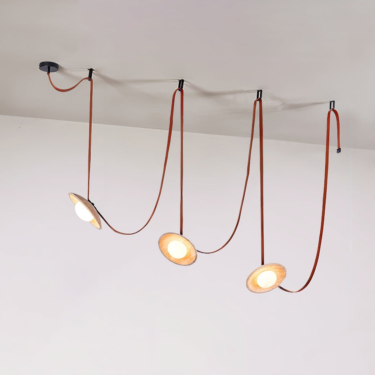 Ulsoryra hanglamp cluster van geel travertin en rood leer