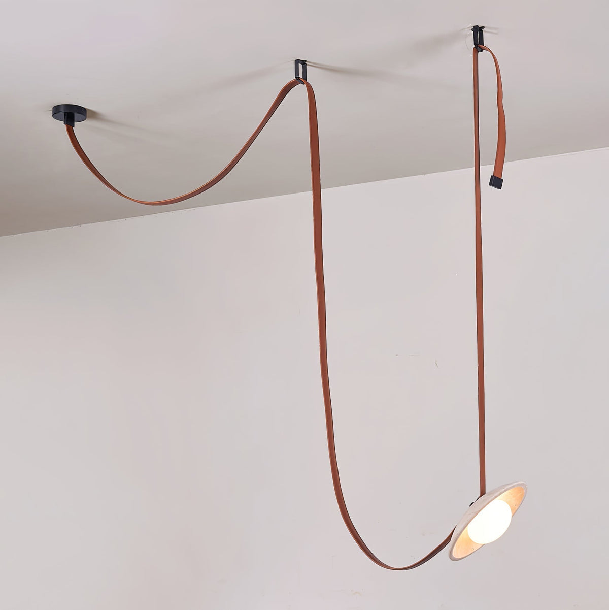 Ulsoryra hanglamp cluster van geel travertin en rood leer