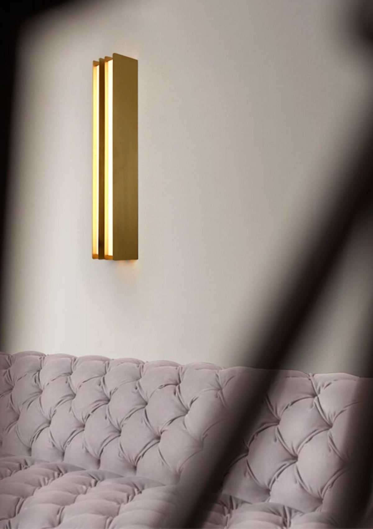 Vincent Minimalistische messing wandlamp met gelaagde bladen