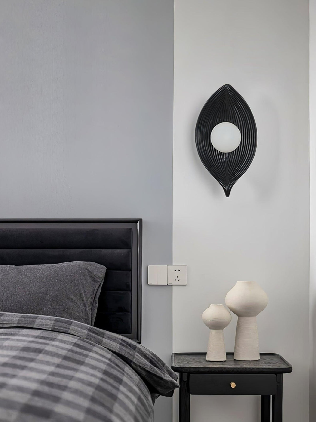 Lirixa wandlamp met bladmotief in hars en metaal