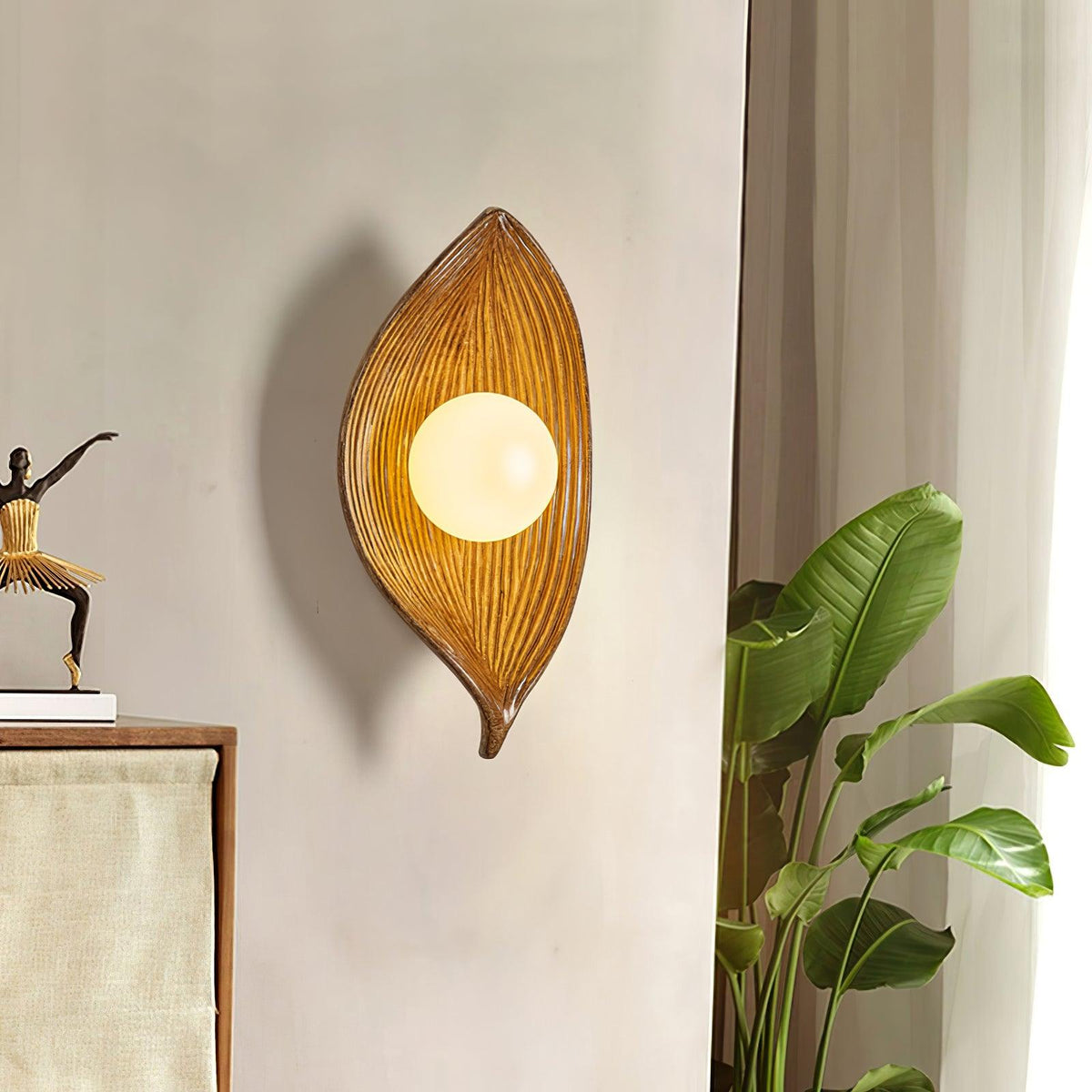 Lirixa wandlamp met bladmotief in hars en metaal