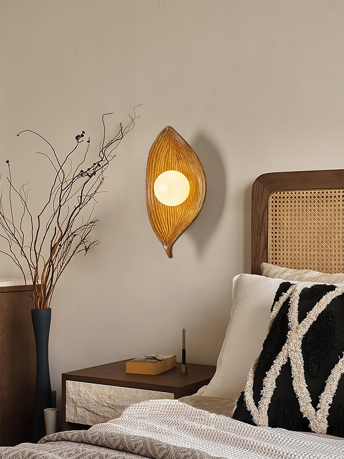 Lirixa wandlamp met bladmotief in hars en metaal