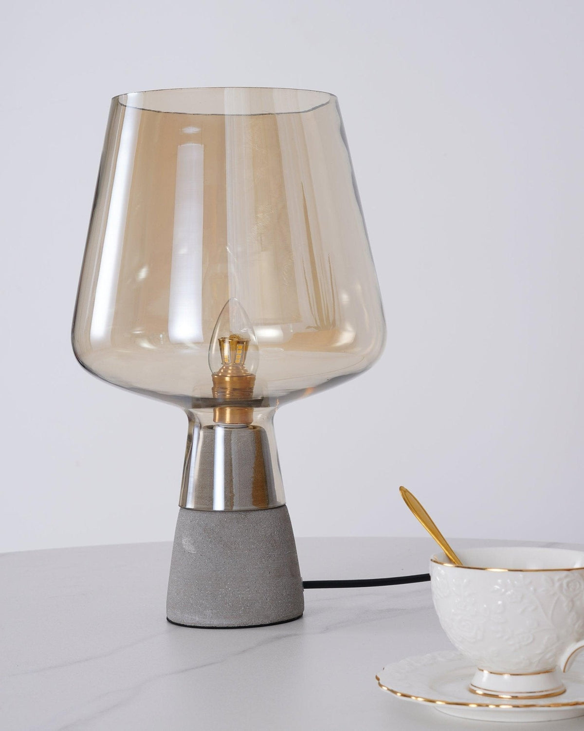 Elairella minimalistische tafellamp van cement
