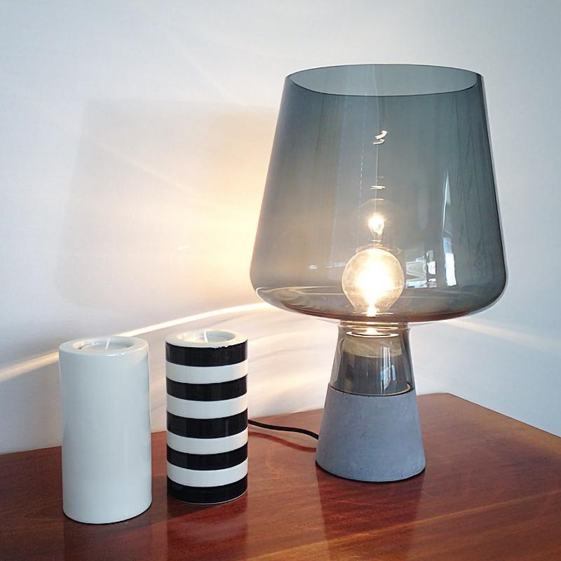 Elairella minimalistische tafellamp van cement