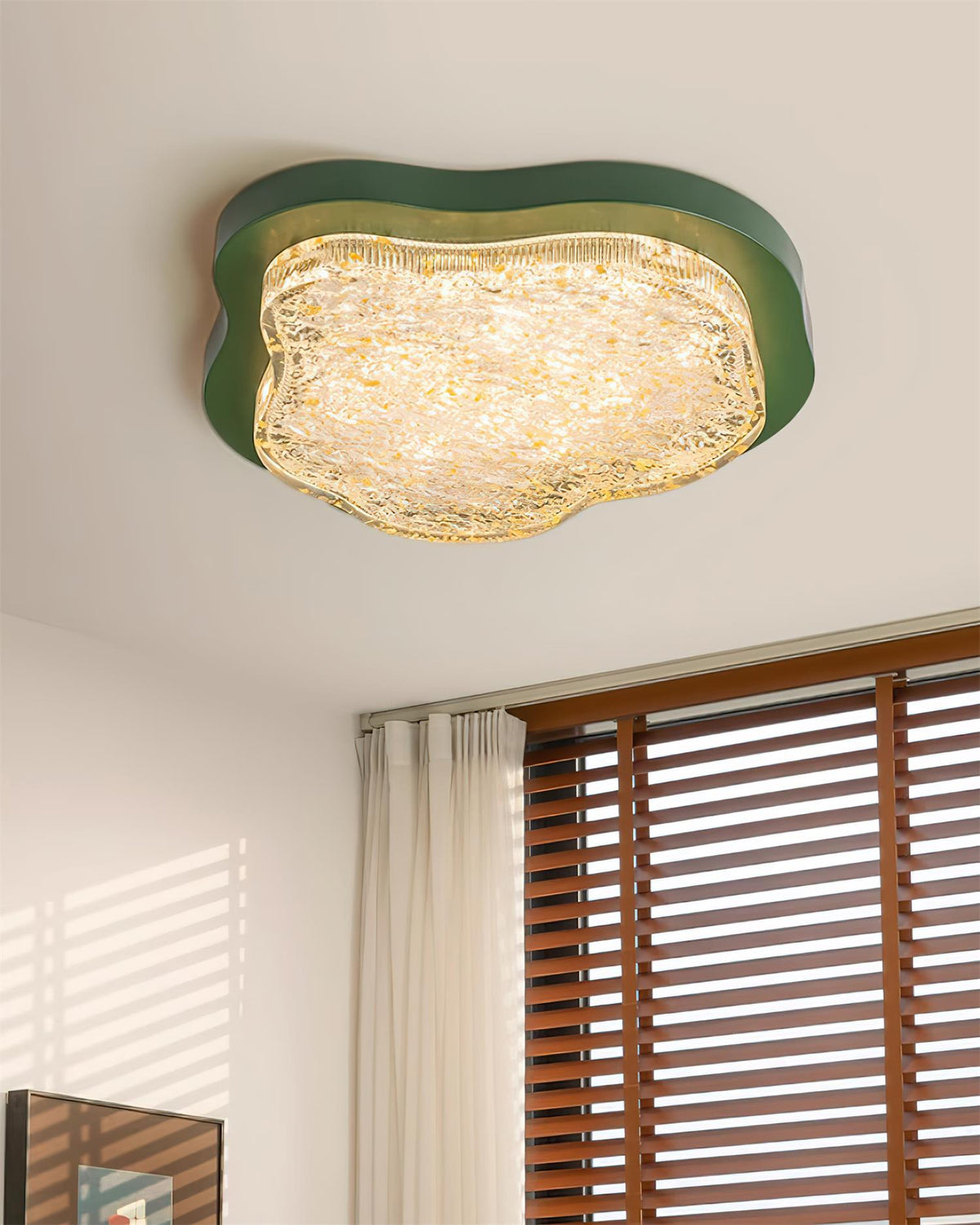 Plafondlamp met onregelmatige vorm van hars en goudbladeren, moderne kunst in groen