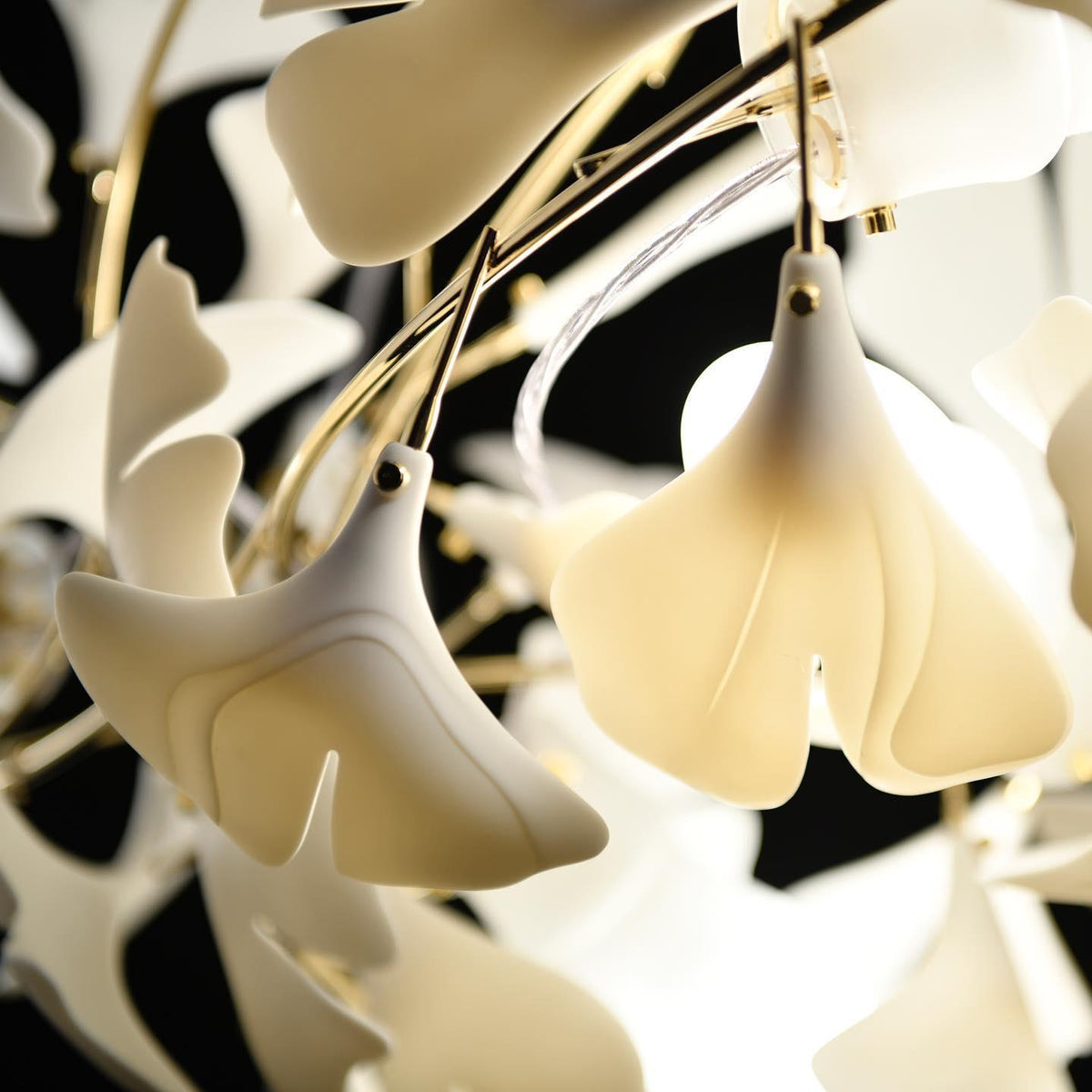 Ayla Kroonluchter Gingko Blad Keramiek Goudlichaam+Witbladeren met bloemblaadjes