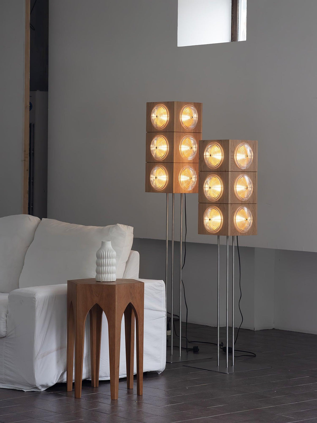 Avraearae modulaire vloerlamp van kersenhout