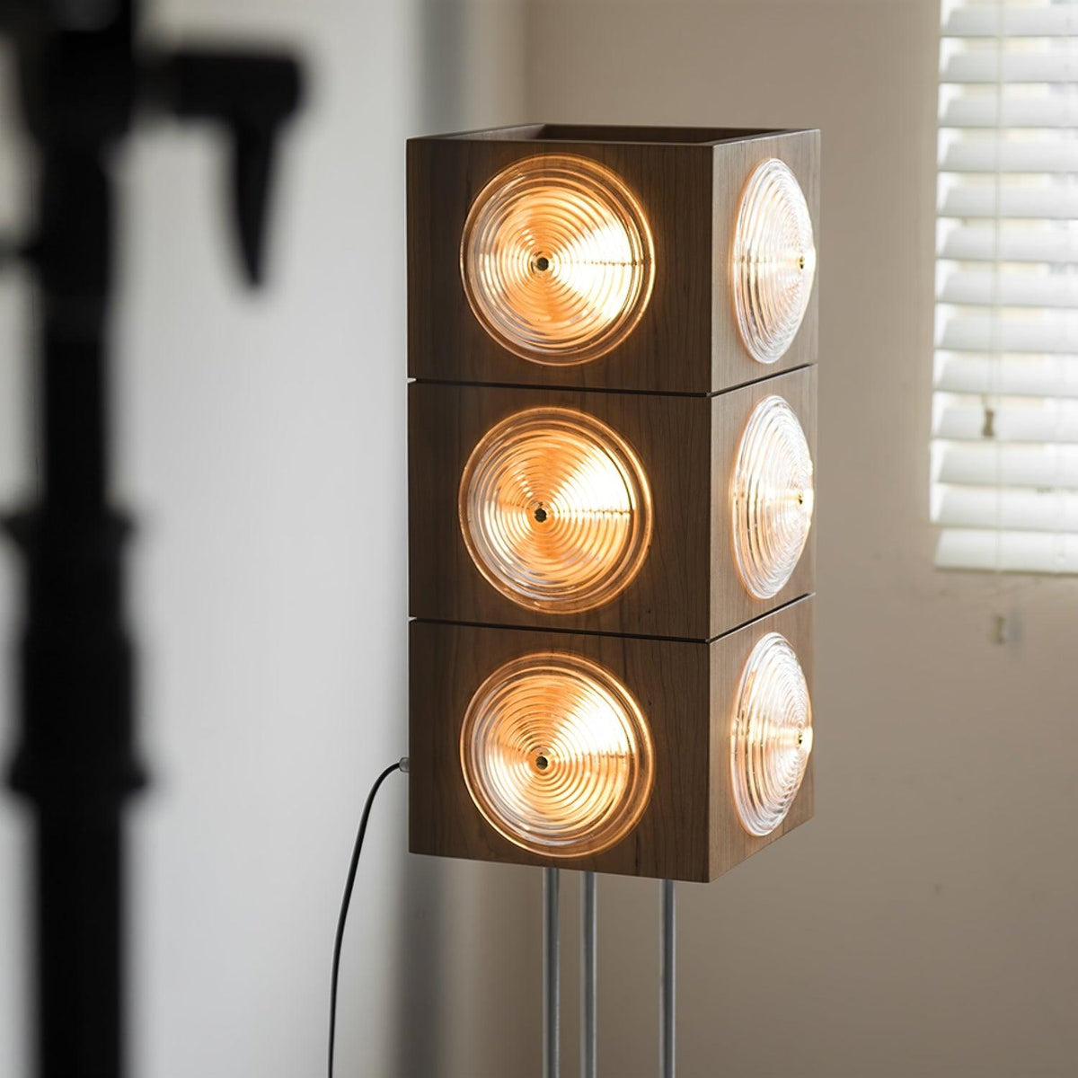 Avraearae modulaire vloerlamp van kersenhout