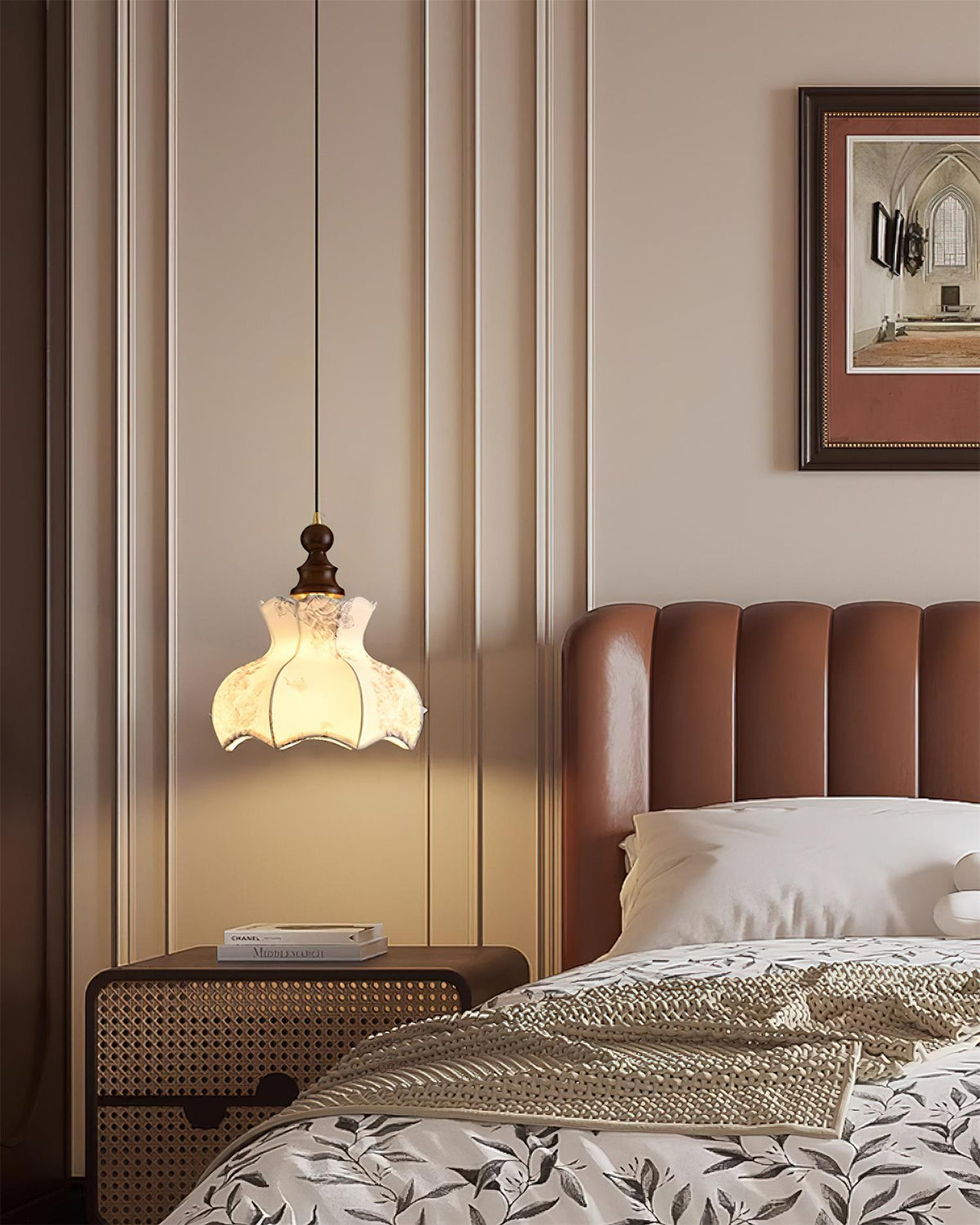 Vintage hanglamp met metaal en houten frame, elegante bloemenstof