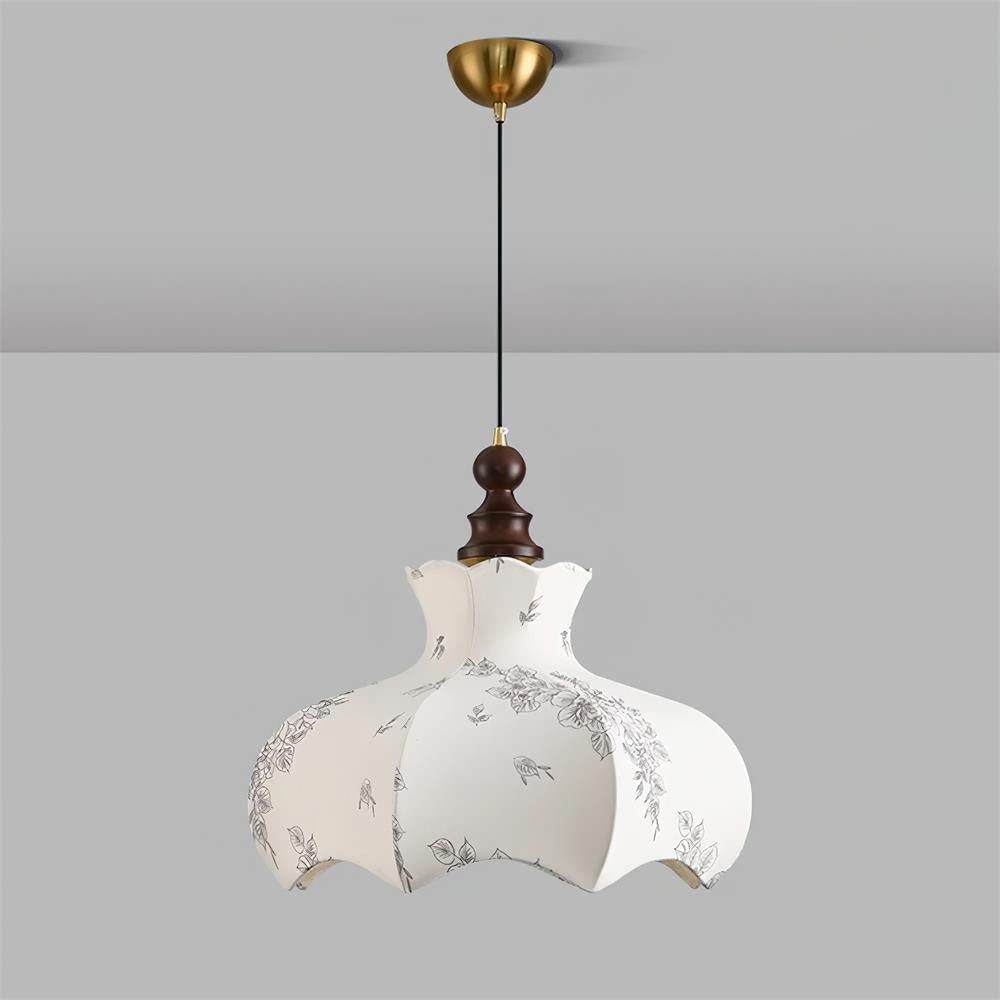 Vintage hanglamp met metaal en houten frame, elegante bloemenstof