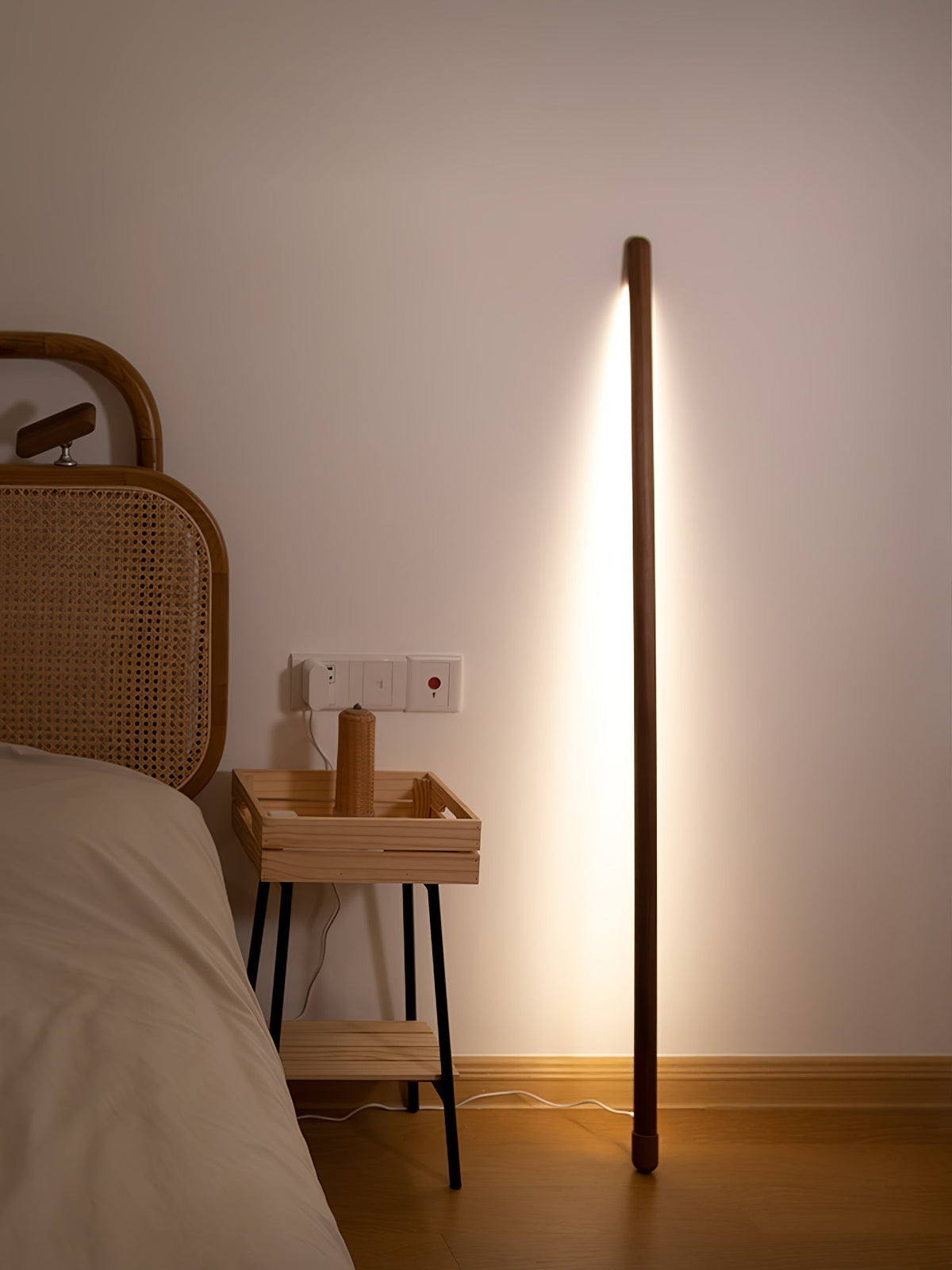 Echo Lineaire moderne vloerlamp van walnoothout