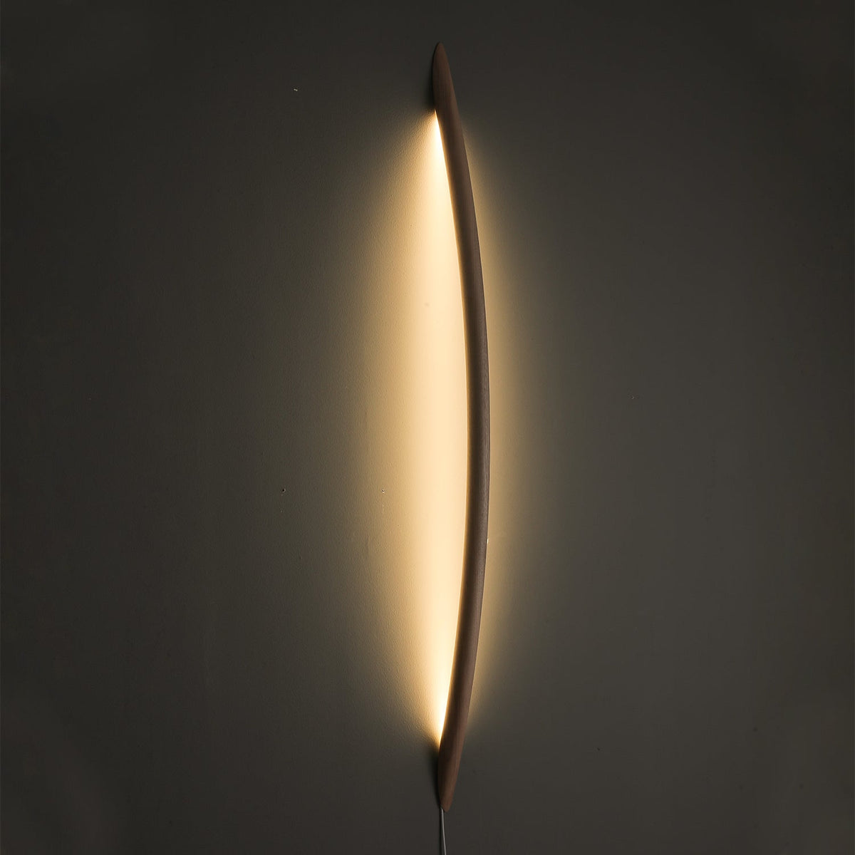 Evvinos Moderne minimalistische lineaire wandlamp van walnoot