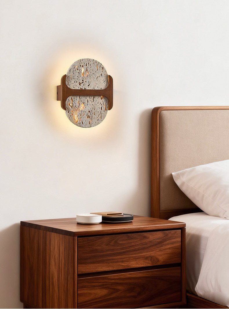 Seriaya wandlamp met geel travertin en walnoot
