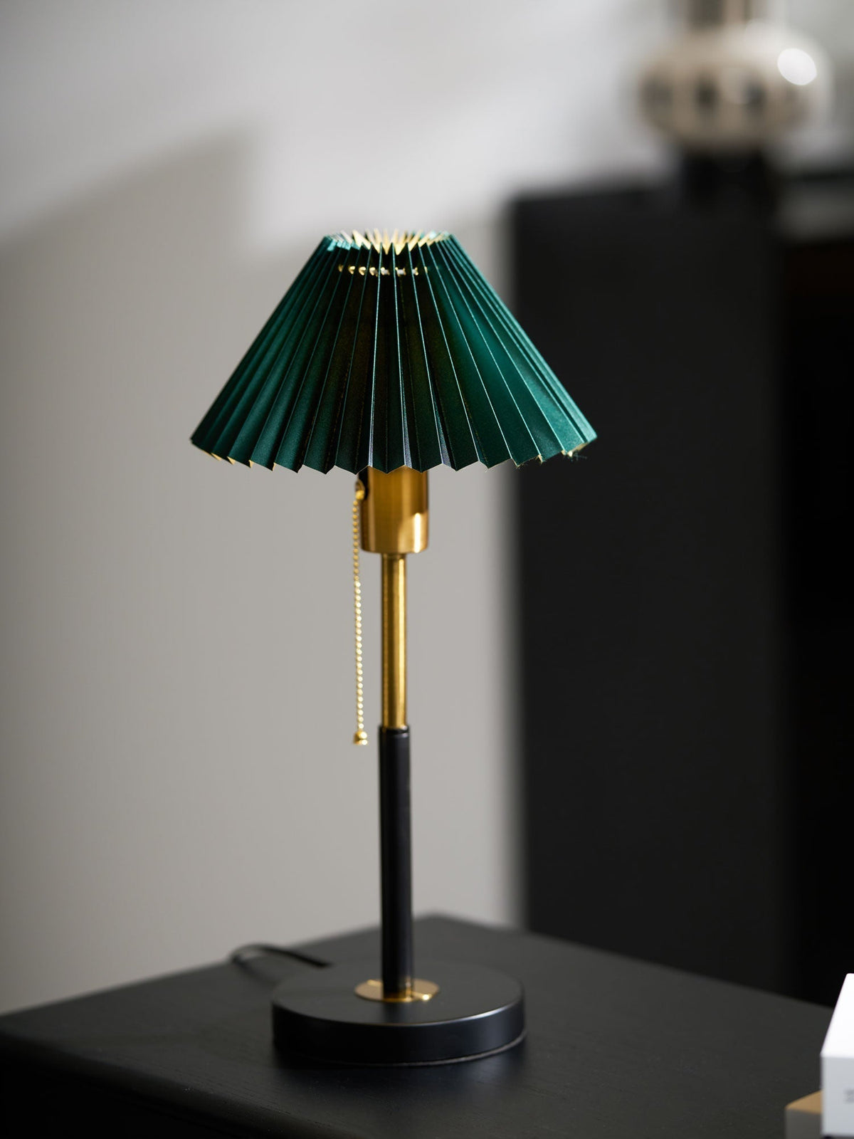 Mevzo Minimalistische tafellamp van keramiek