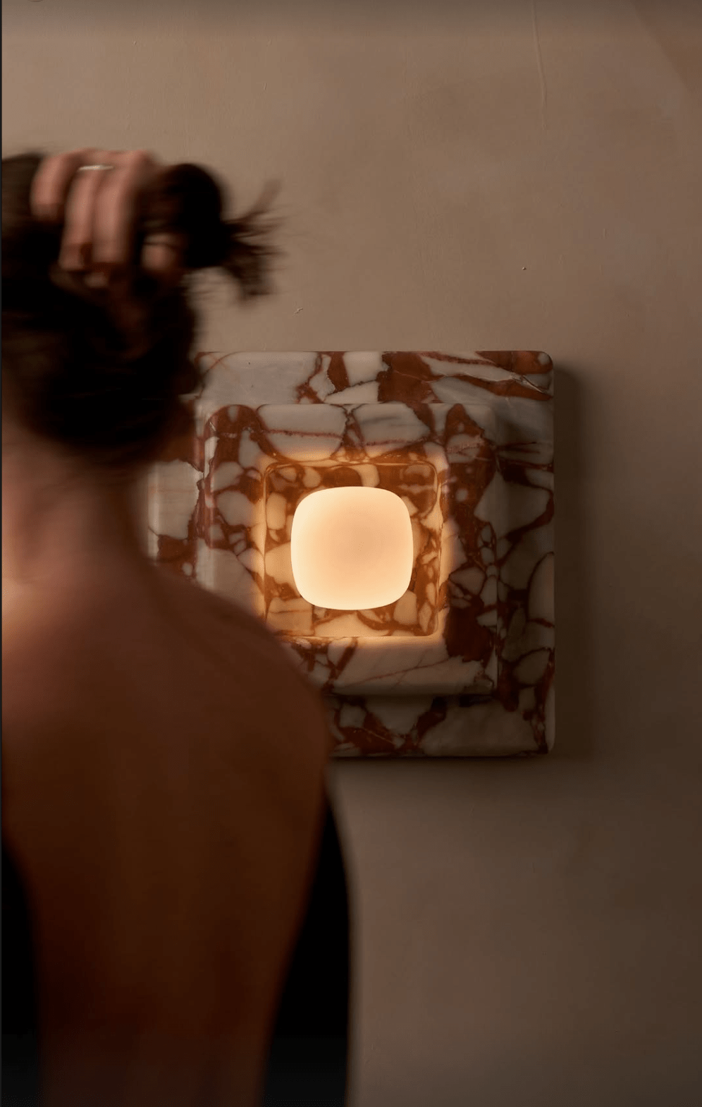 Ziv wandlamp met vierkante lagen van heatherhout en marmer