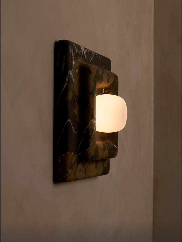Ziv wandlamp met vierkante lagen van heatherhout en marmer