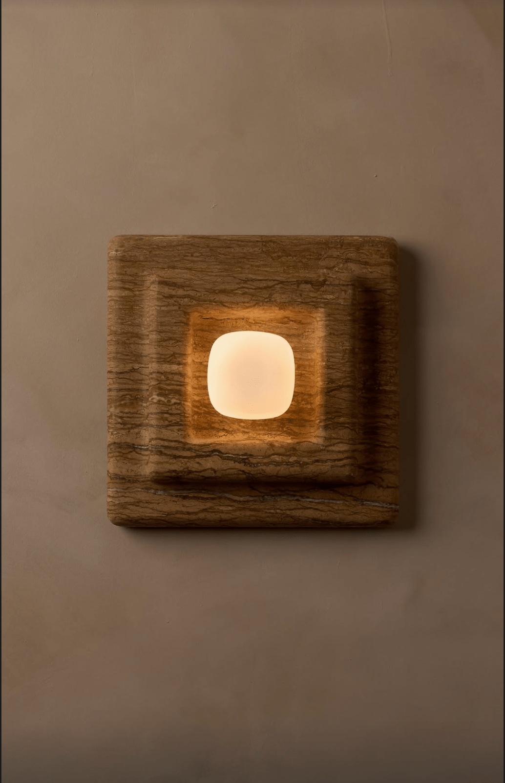 Ziv wandlamp met vierkante lagen van heatherhout en marmer