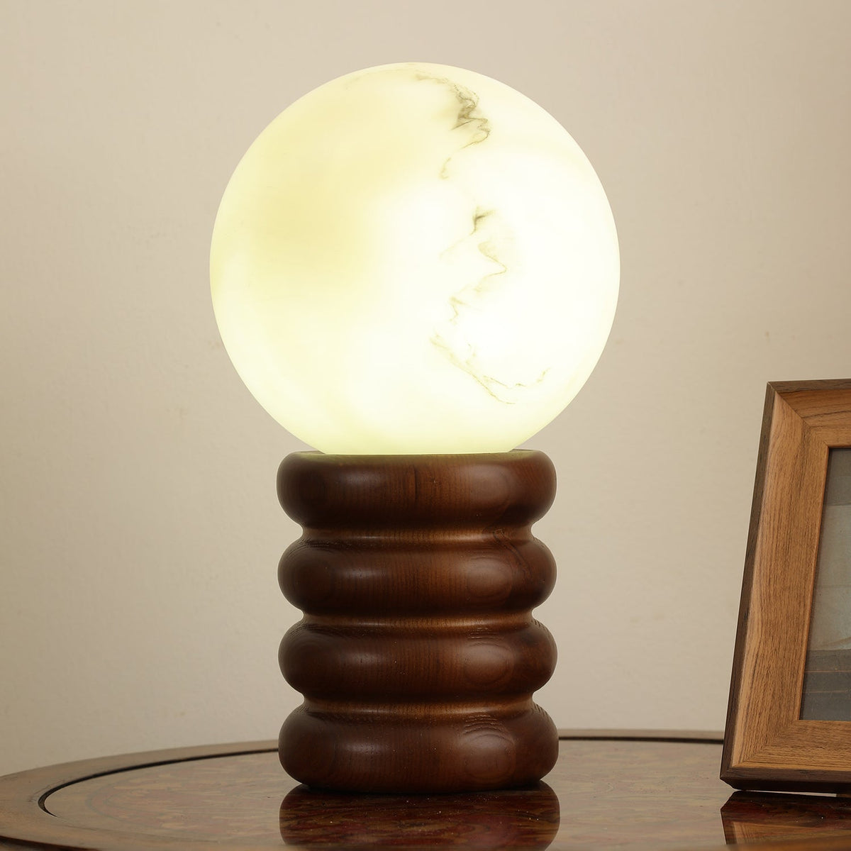 Novar Houten eigentijdse tafellamp in Contemporaine Stijl