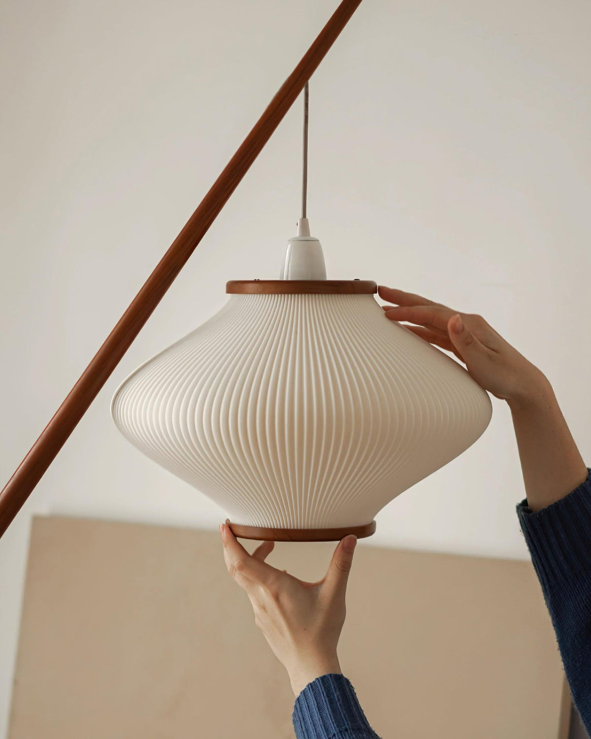 Ervenil Mid Century vloerlamp van glas van en Esenhout