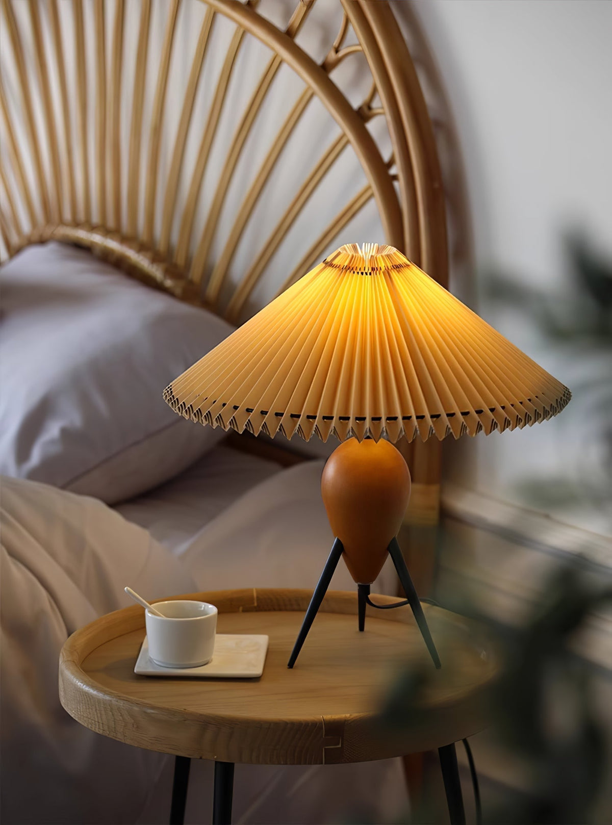 Elyse tafellamp van walnoot en beige stof in retro-stijl