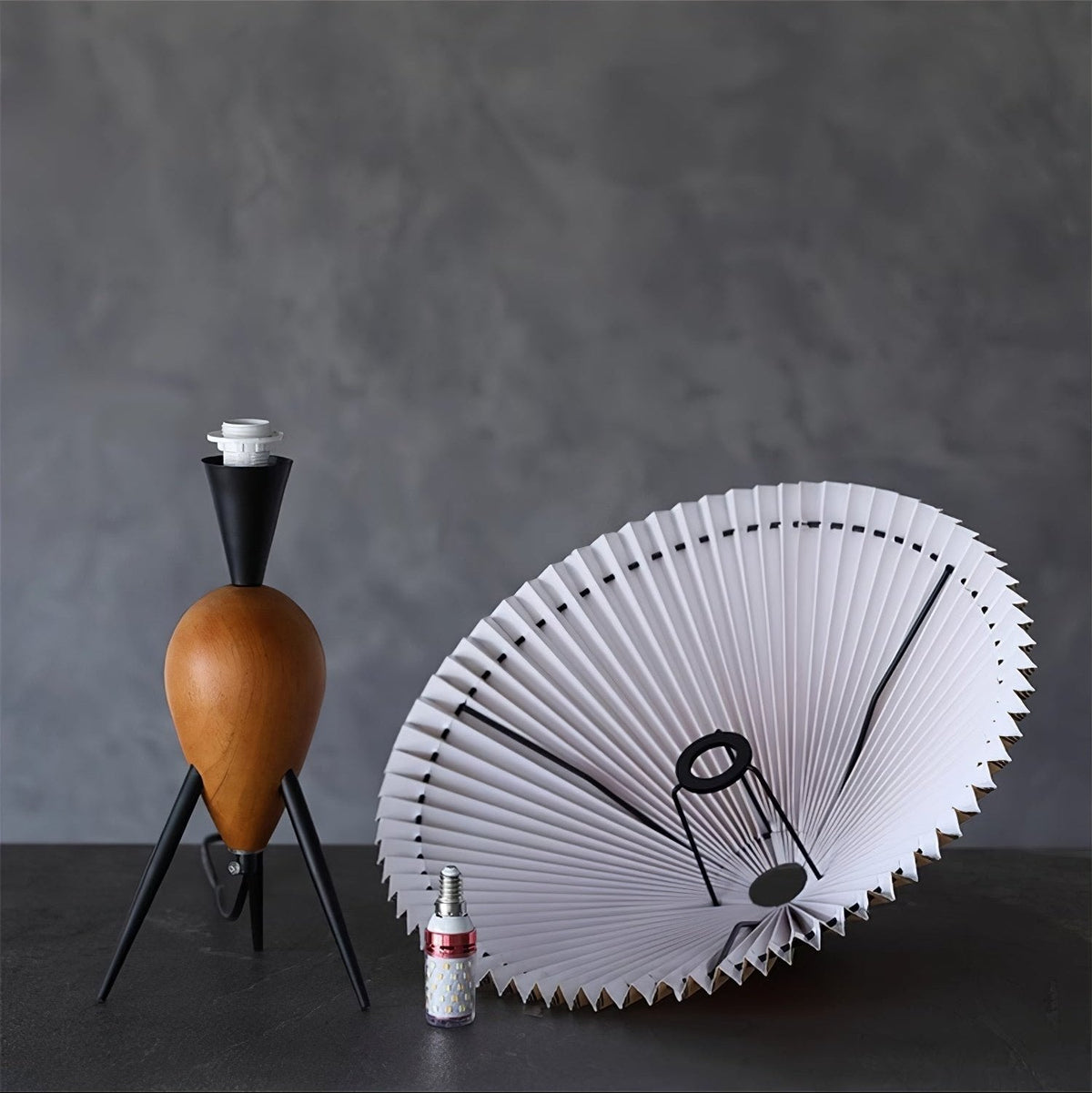 Elyse tafellamp van walnoot en beige stof in retro-stijl