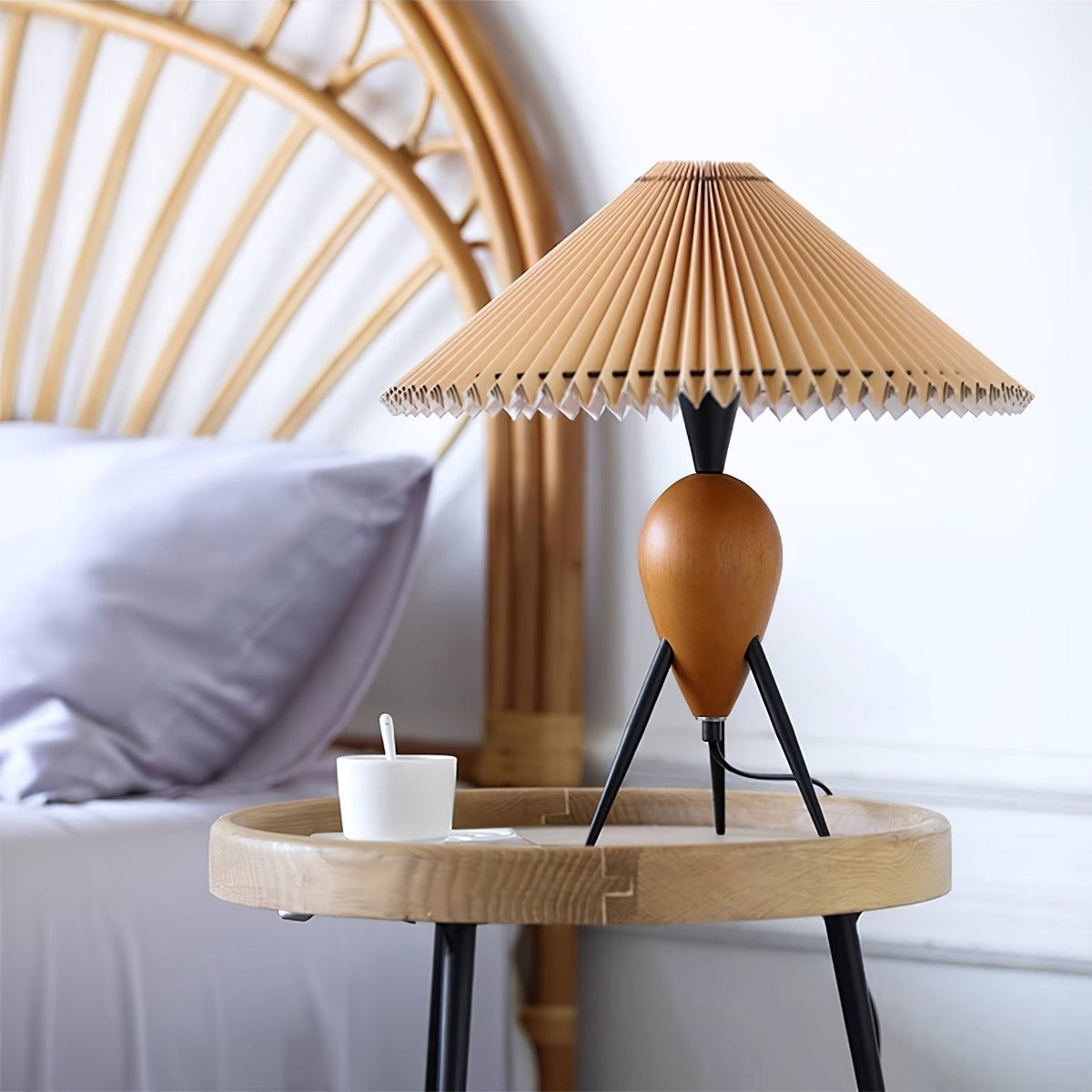 Elyse tafellamp van walnoot en beige stof in retro-stijl