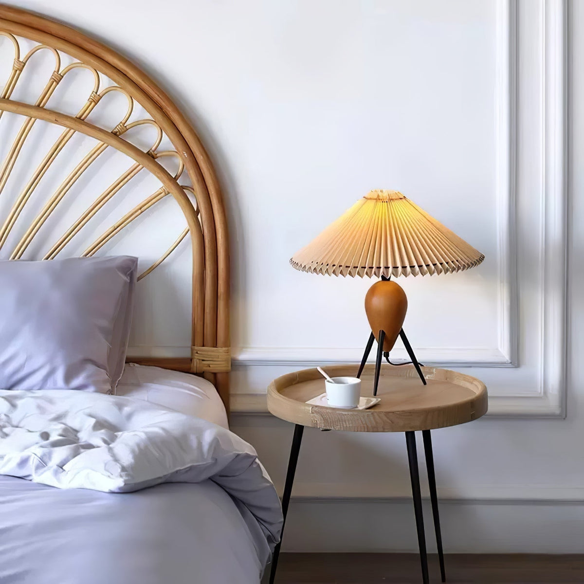 Elyse tafellamp van walnoot en beige stof in retro-stijl