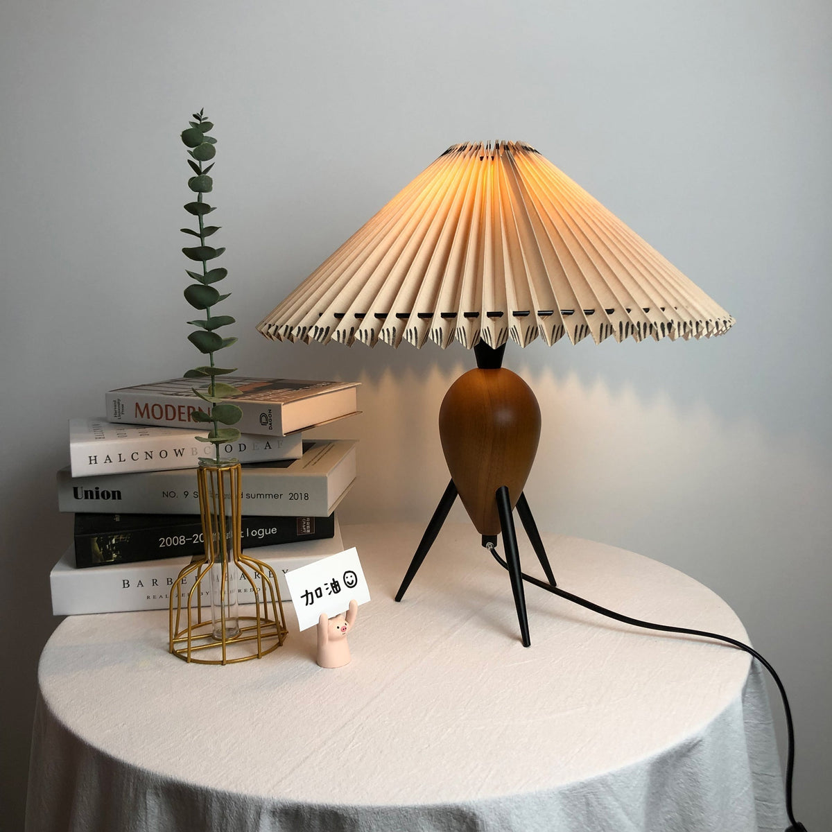 Elyse tafellamp van walnoot en beige stof in retro-stijl