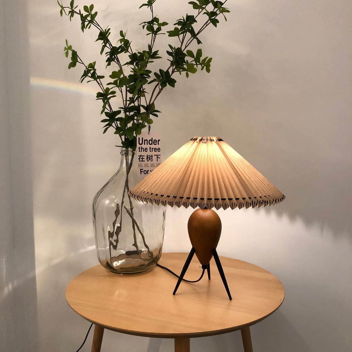 Elyse tafellamp van walnoot en beige stof in retro-stijl