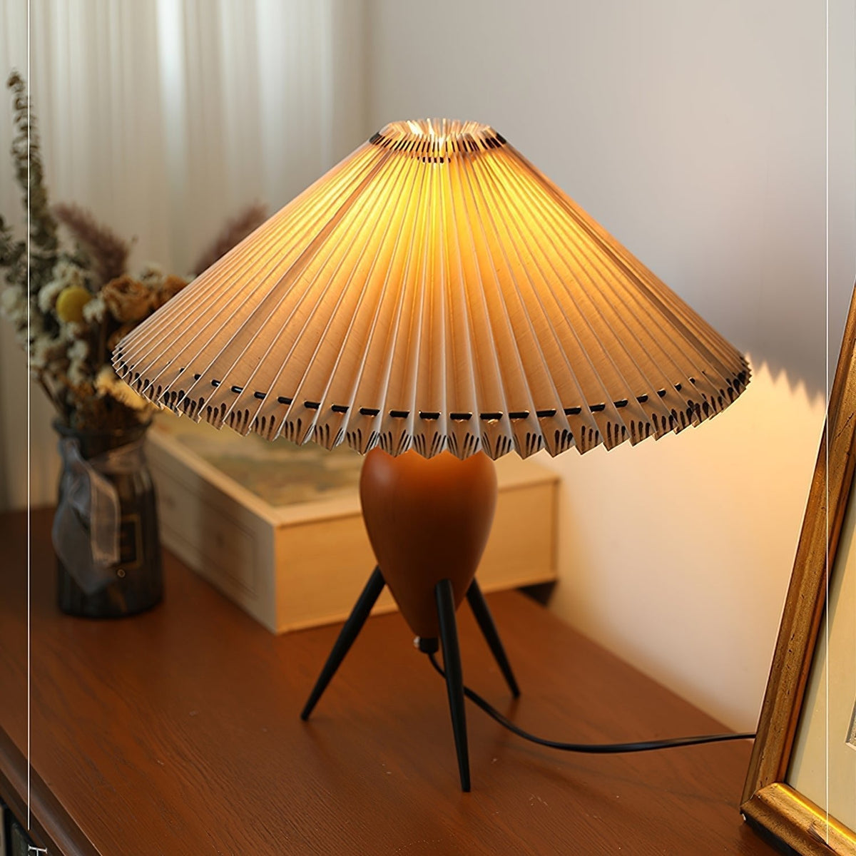 Elyse tafellamp van walnoot en beige stof in retro-stijl