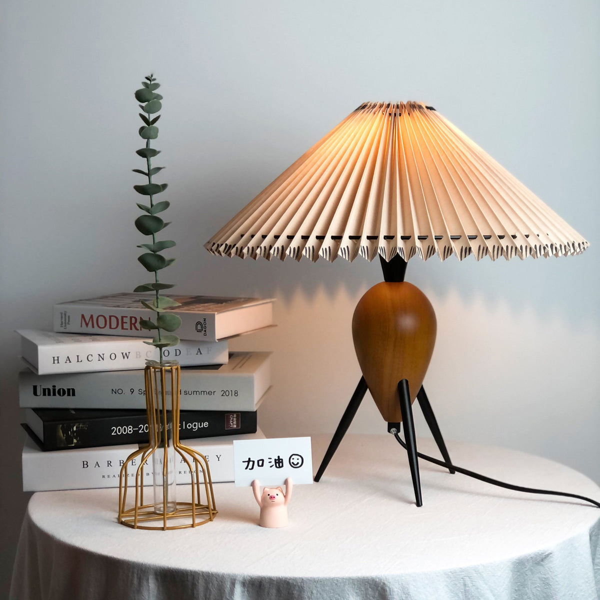 Elyse tafellamp van walnoot en beige stof in retro-stijl