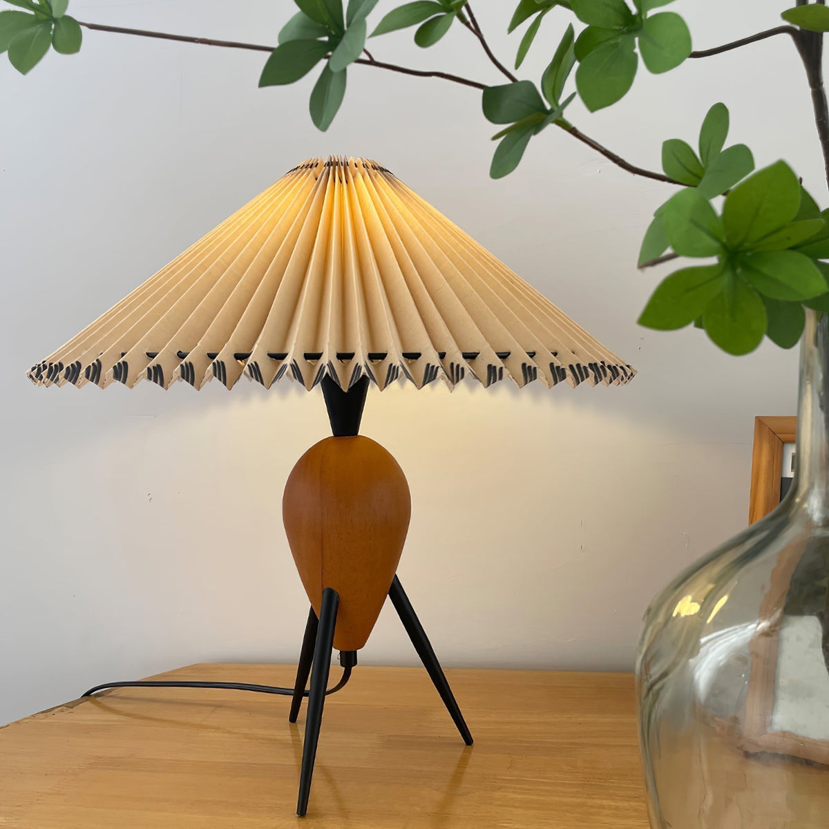 Elyse tafellamp van walnoot en beige stof in retro-stijl