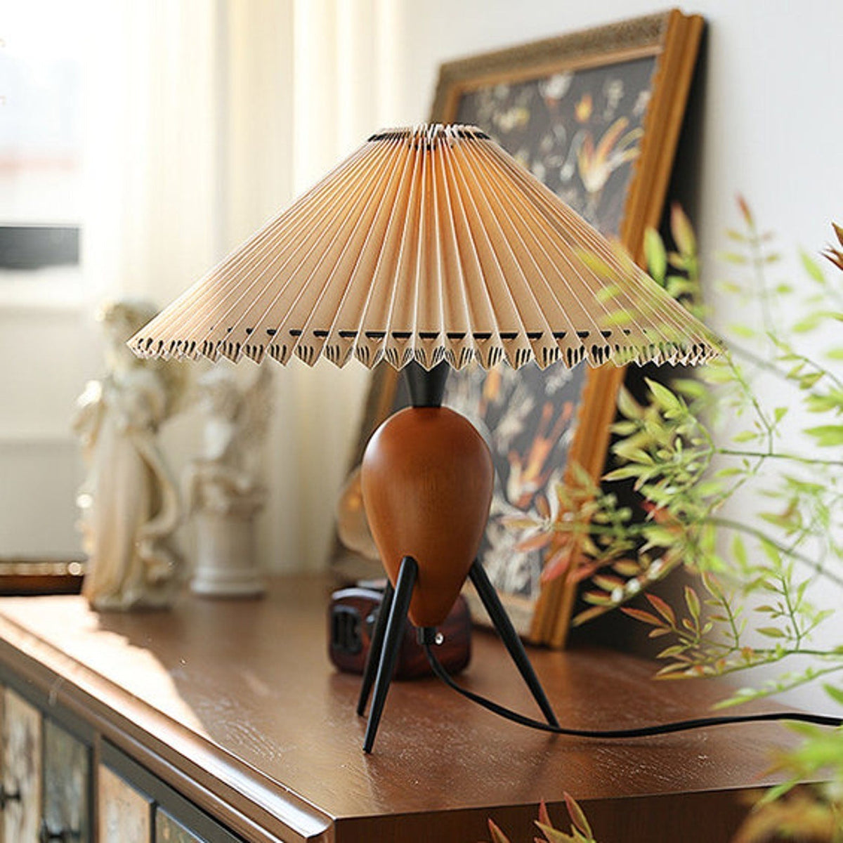 Elyse tafellamp van walnoot en beige stof in retro-stijl