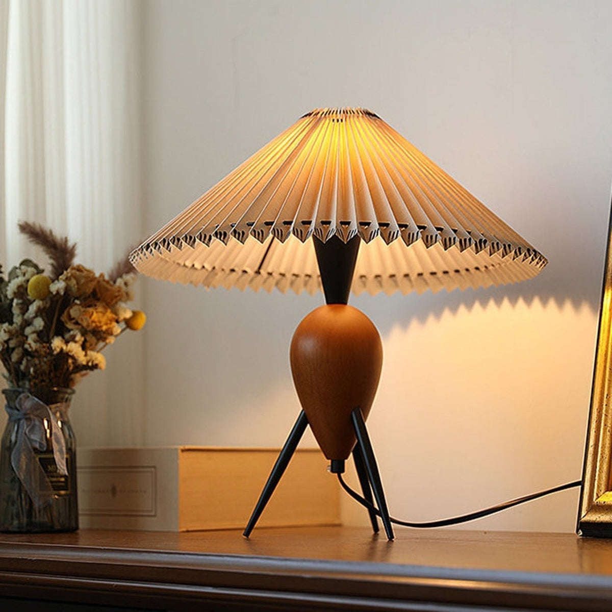 Elyse tafellamp van walnoot en beige stof in retro-stijl