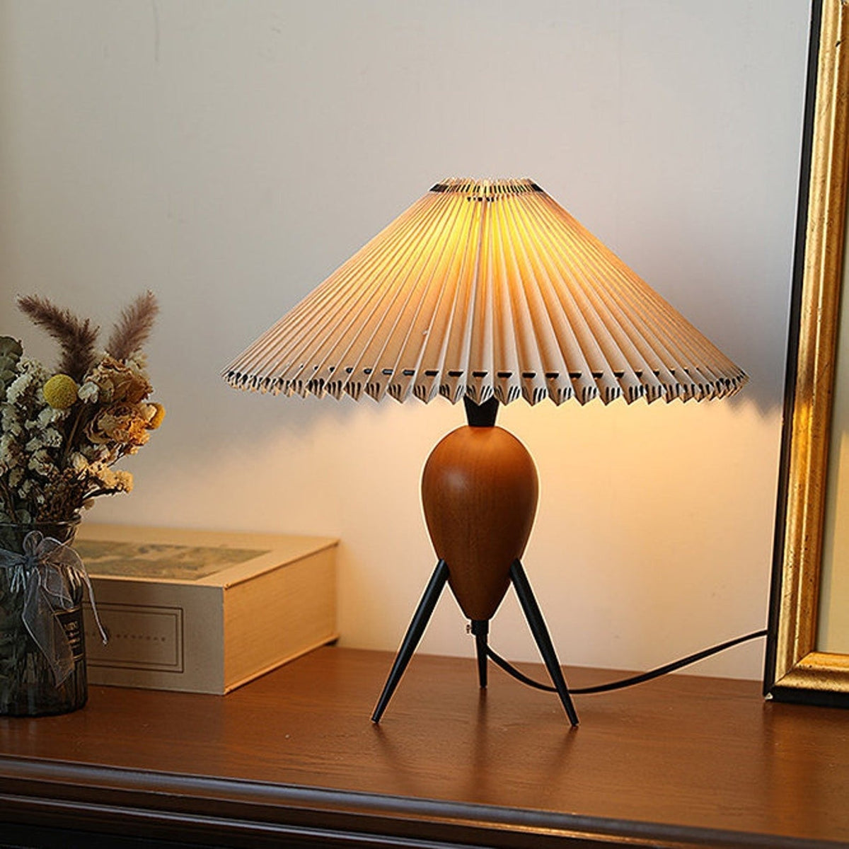 Elyse tafellamp van walnoot en beige stof in retro-stijl