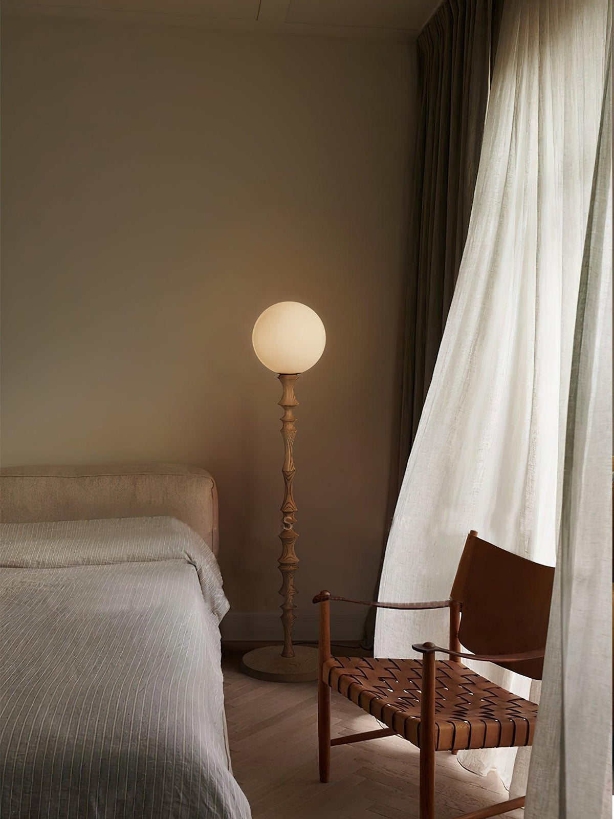 Vilten elegante vloerlamp van walnoot