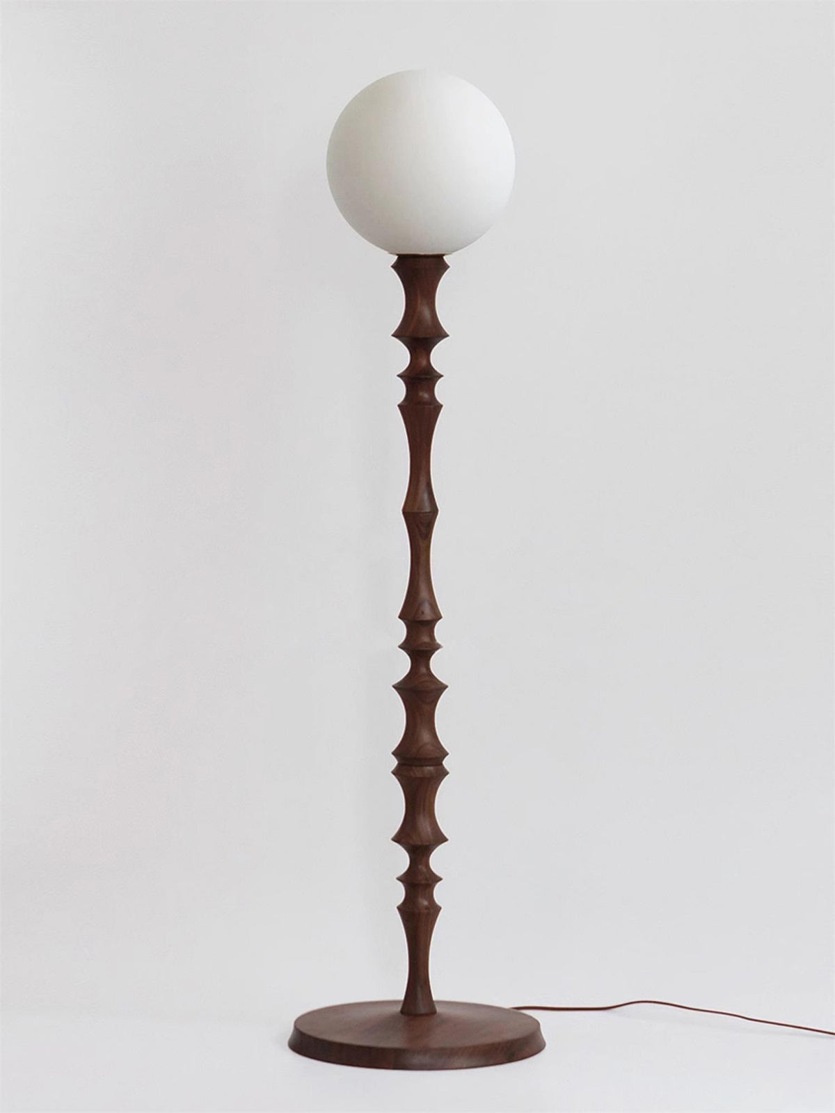 Vilten elegante vloerlamp van walnoot