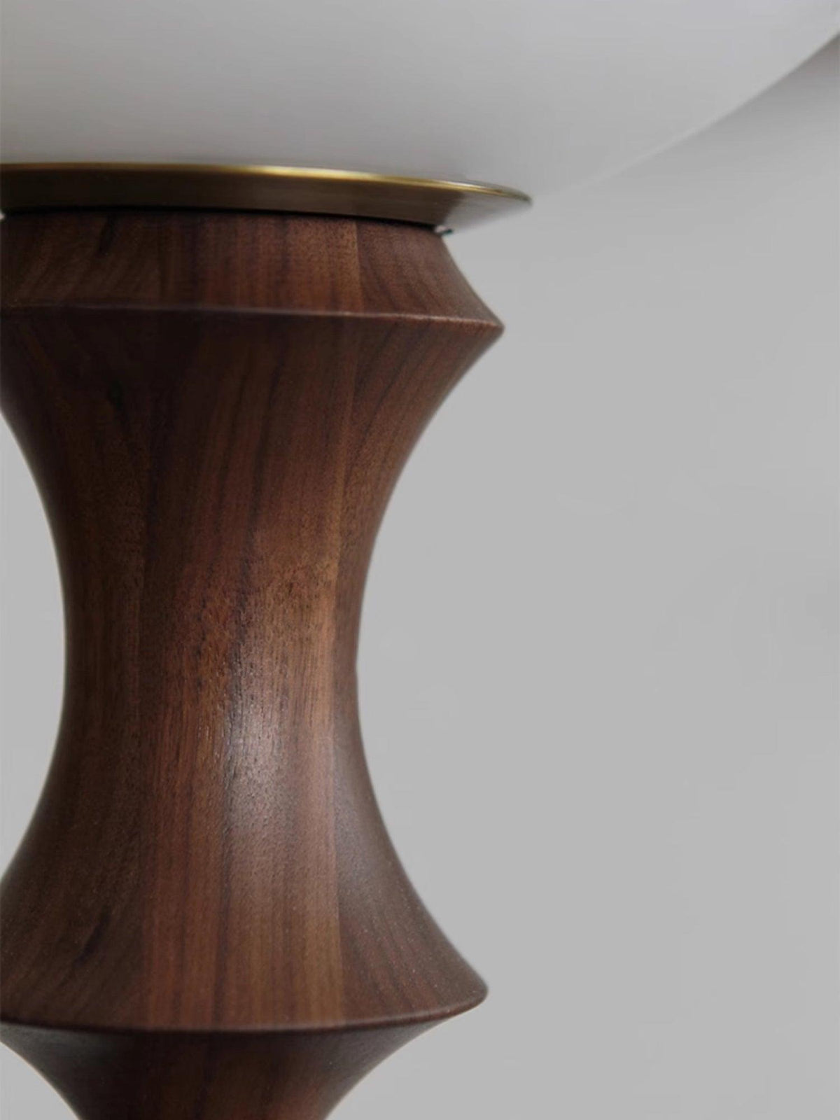 Vilten elegante vloerlamp van walnoot