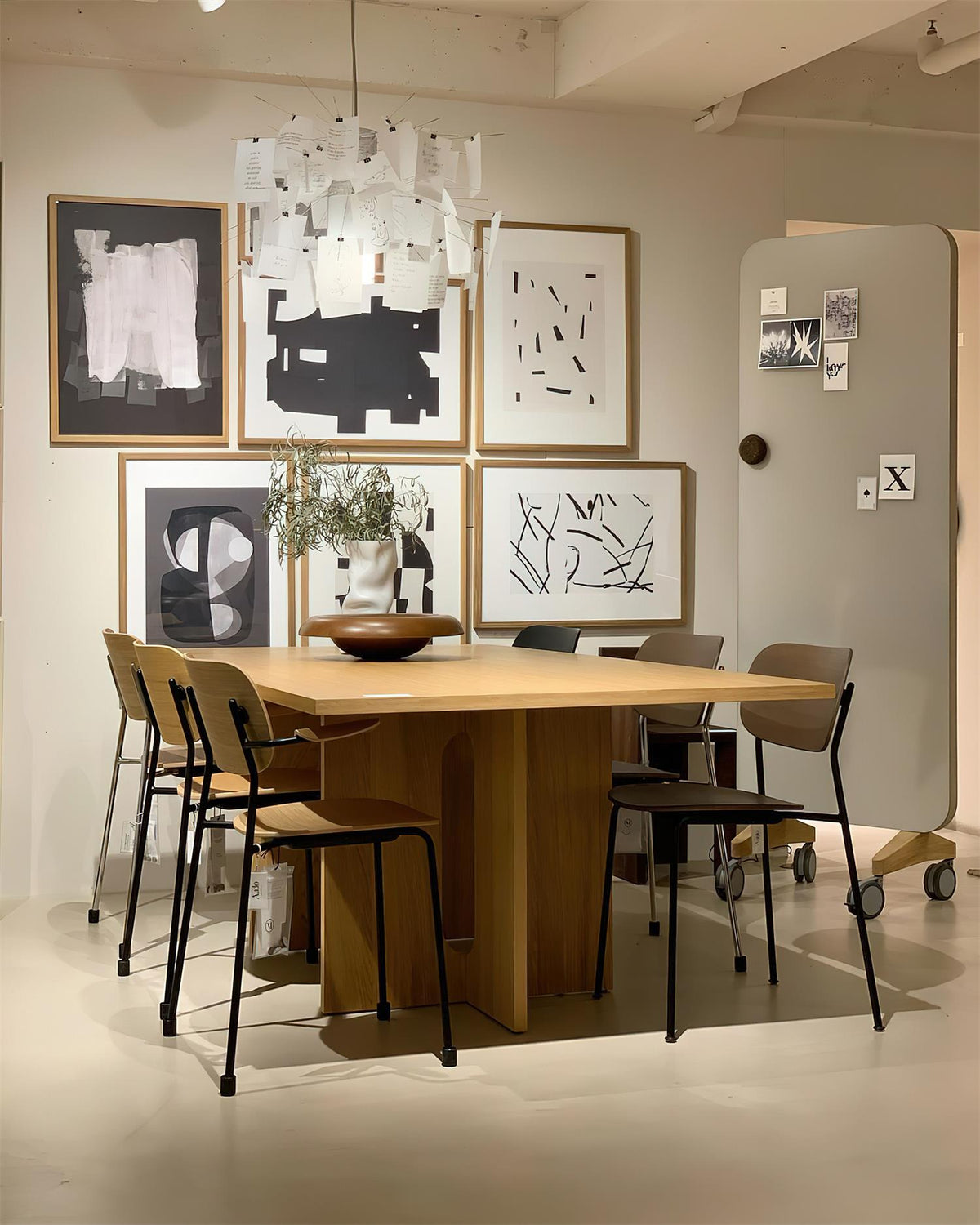 Moderne kroonluchter met kleurrijke witte kaarten en whimsisch ontwerp