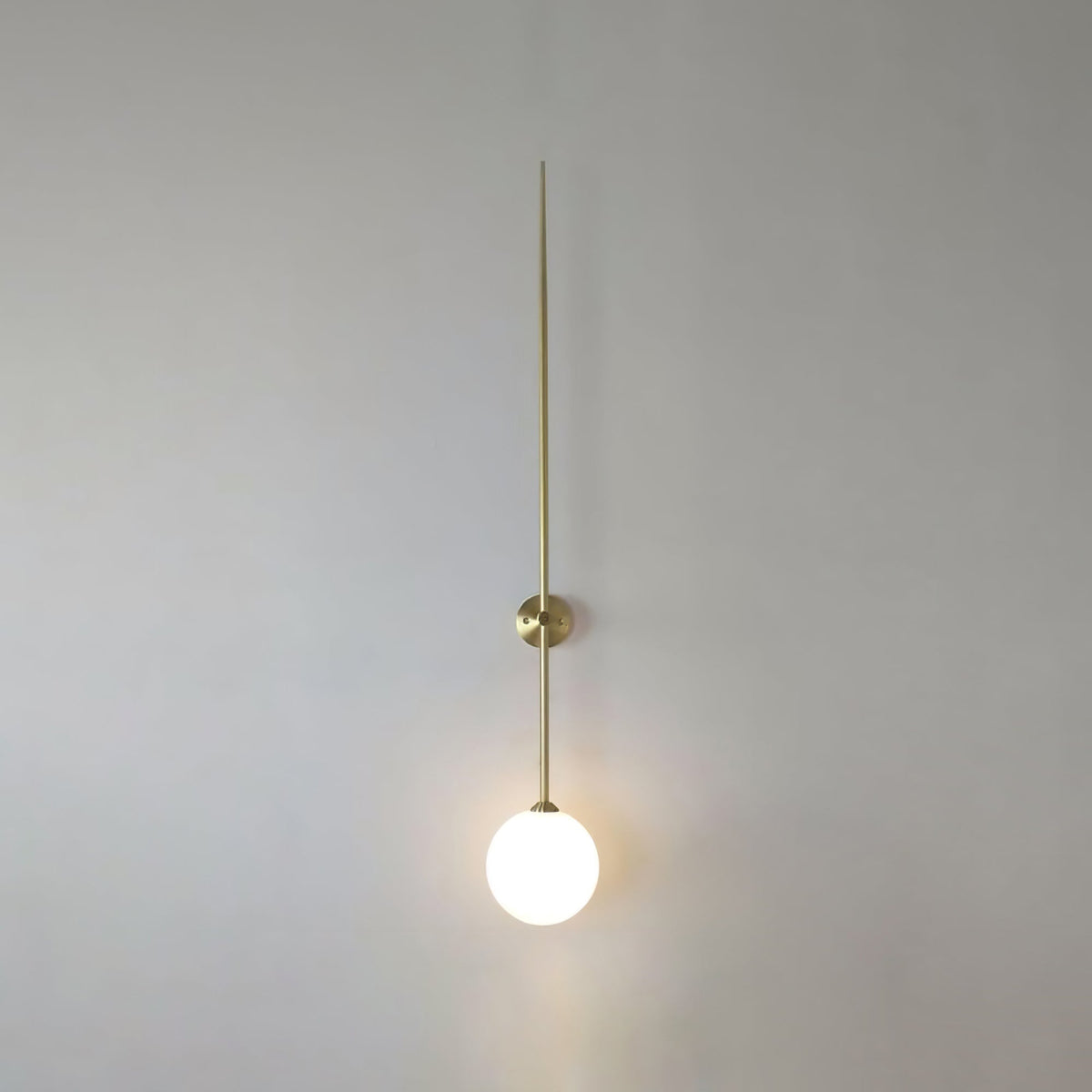 Veluelle Moderne minimalistische wandlamp met mobiele glaskogel