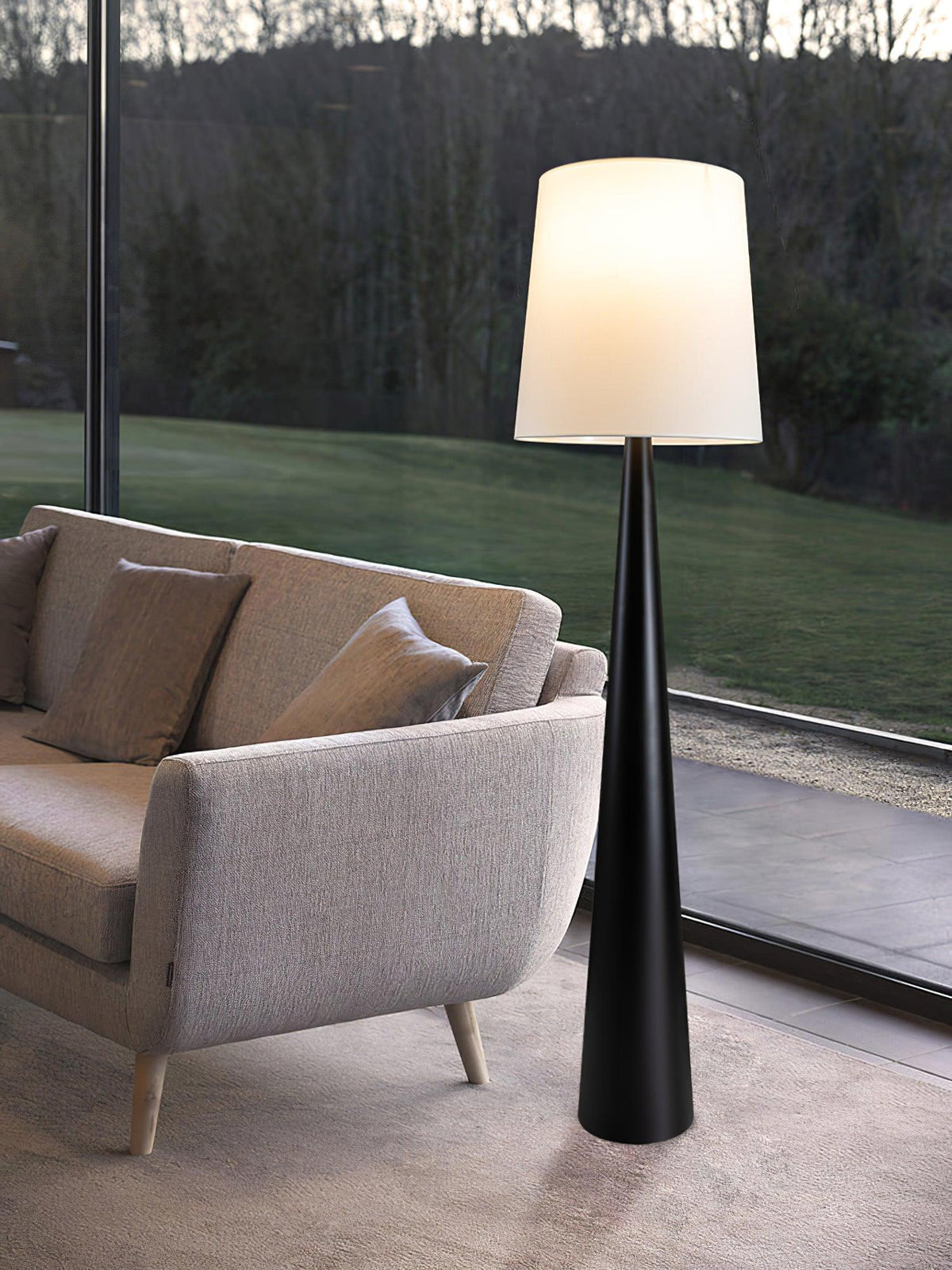 Linania vloerlamp met stoffen kap in minimalistisch ontwerp