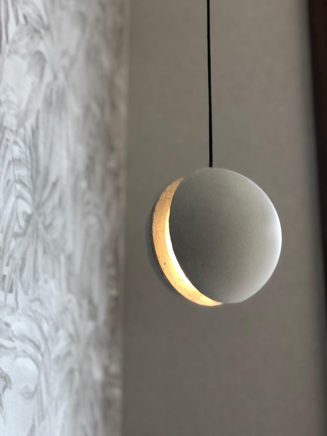 Umi hanglamp van beton met bolvormige maan Minimalistisch