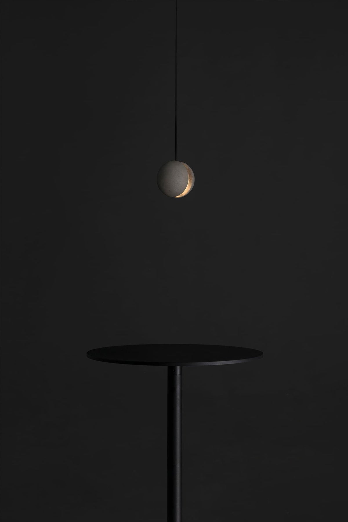Umi hanglamp van beton met bolvormige maan Minimalistisch