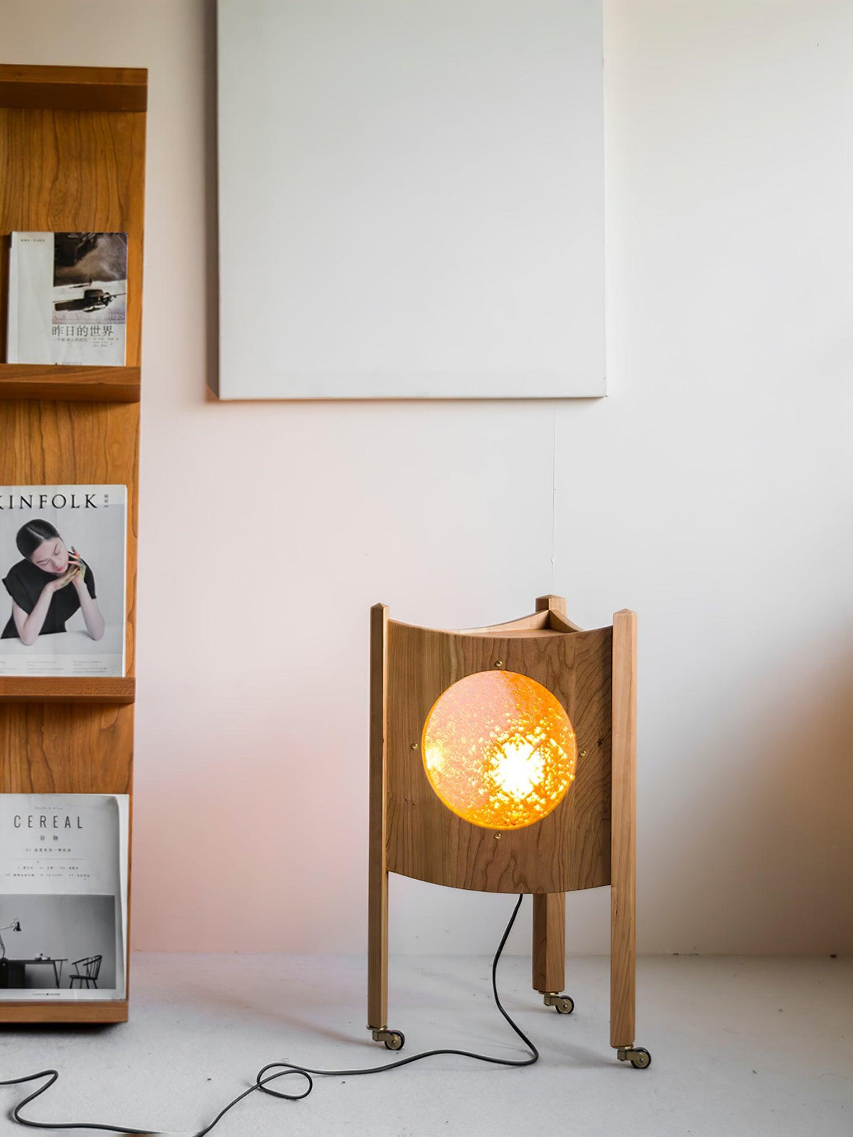 Carvora vloerlamp van walnoothout