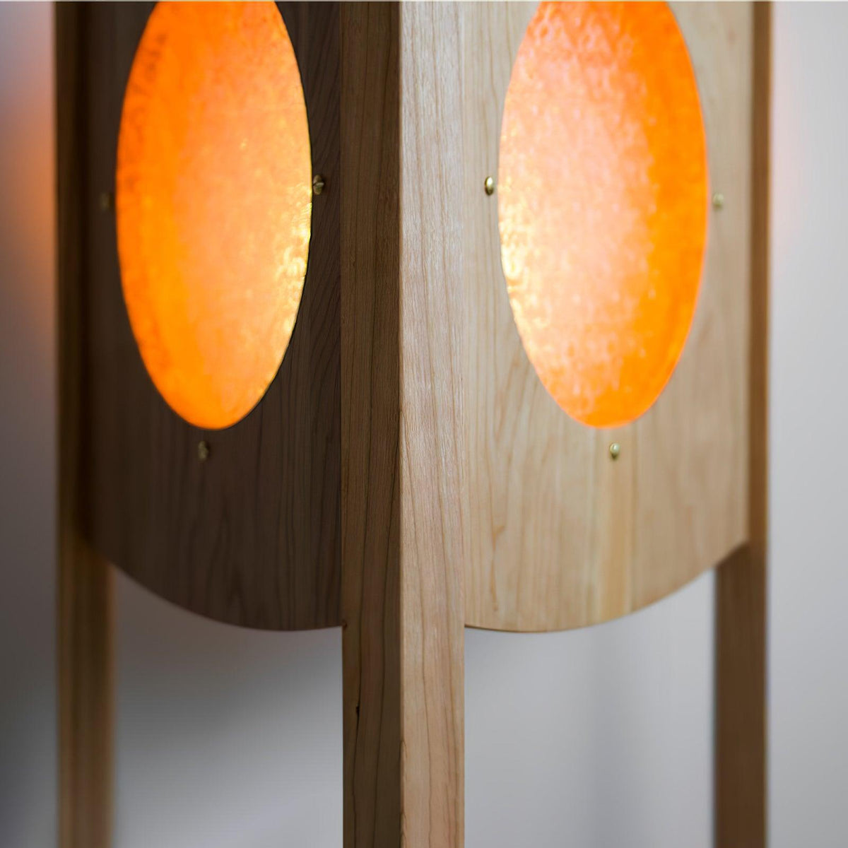 Carvora vloerlamp van walnoothout