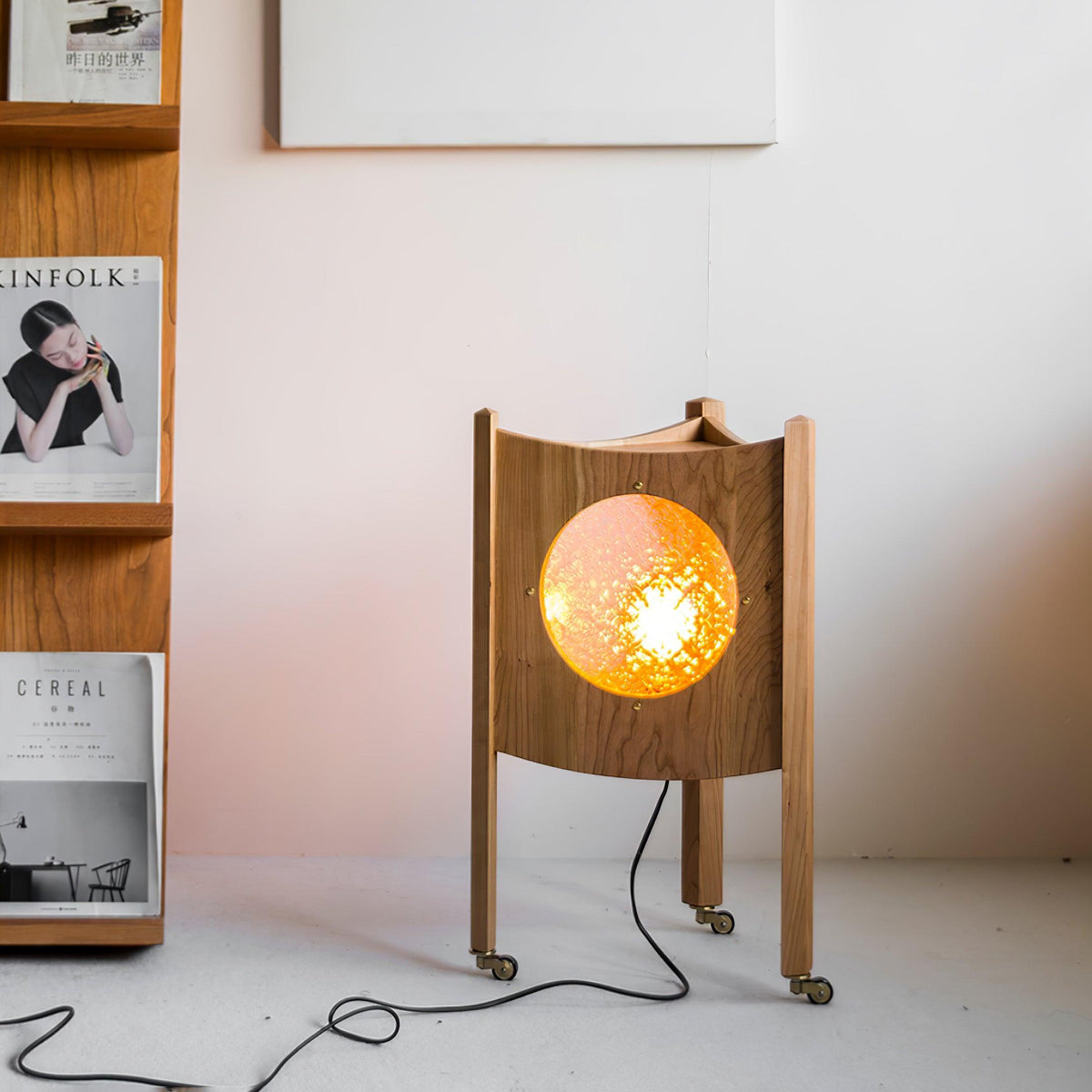 Carvora vloerlamp van walnoothout