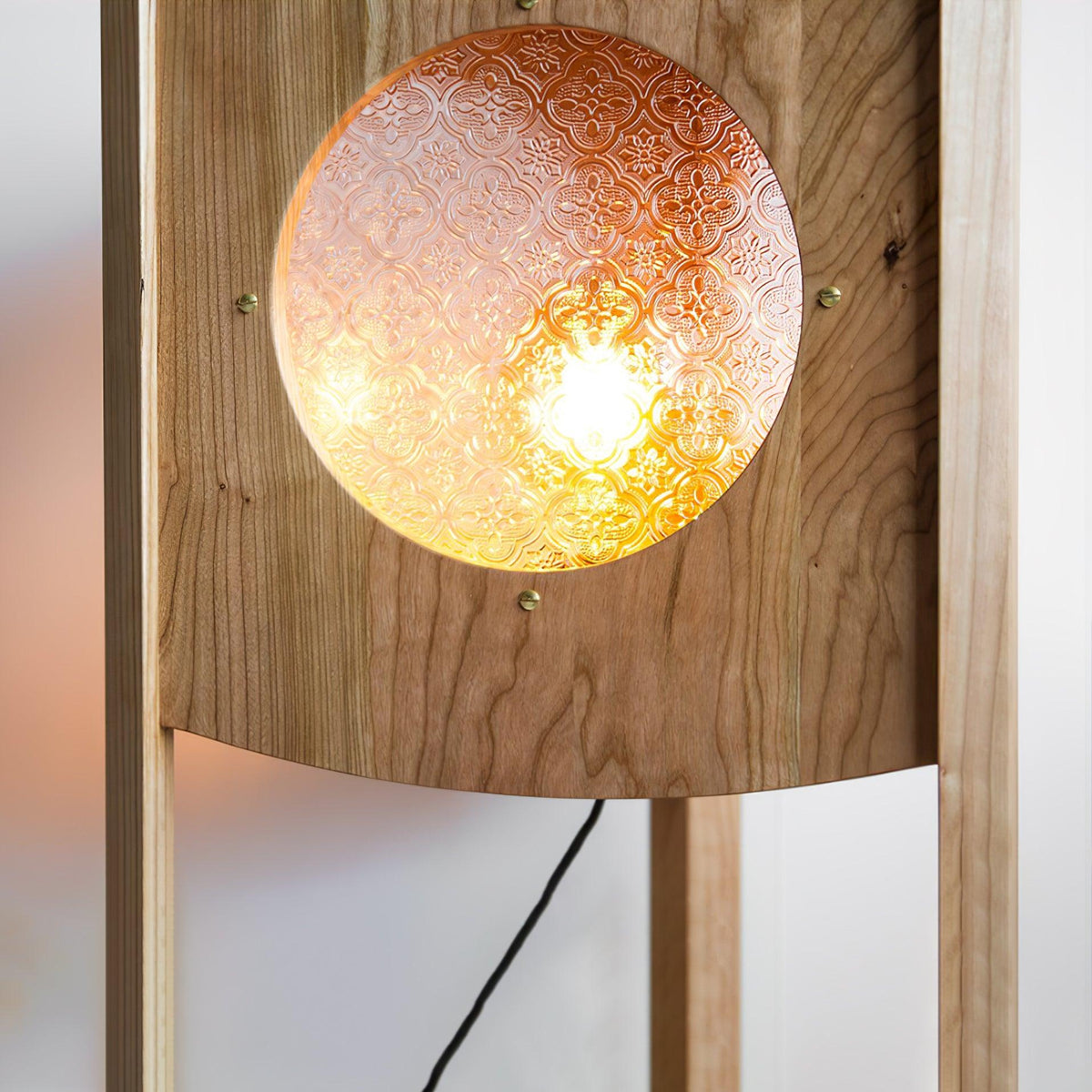 Carvora vloerlamp van walnoothout