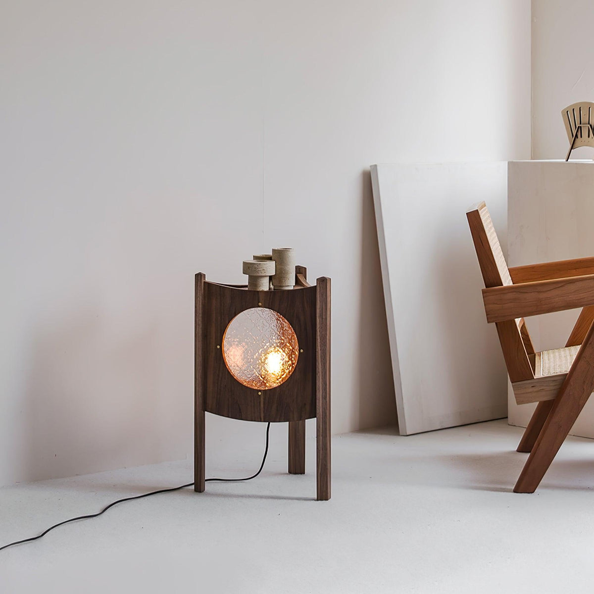 Carvora vloerlamp van walnoothout