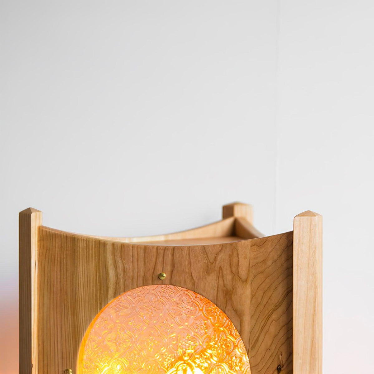 Carvora vloerlamp van walnoothout